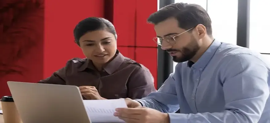 2 empleados tomando un curso para empresas