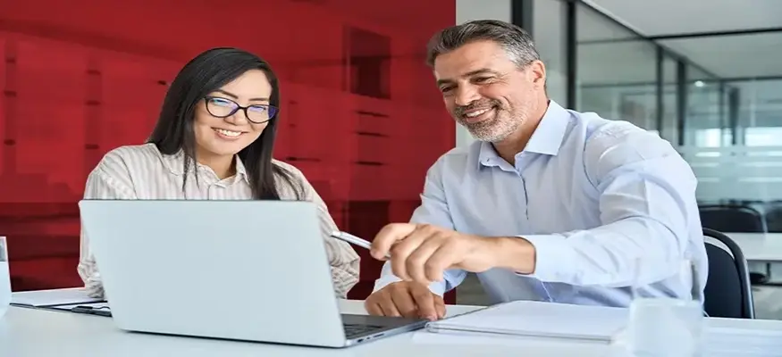 Profesor y alumna trabajando juntos